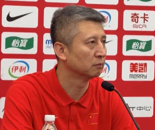 杨瀚森得7分被诟病，但郭士强却称赞杨瀚森，为什么？中国男篮热身赛第二场以65比