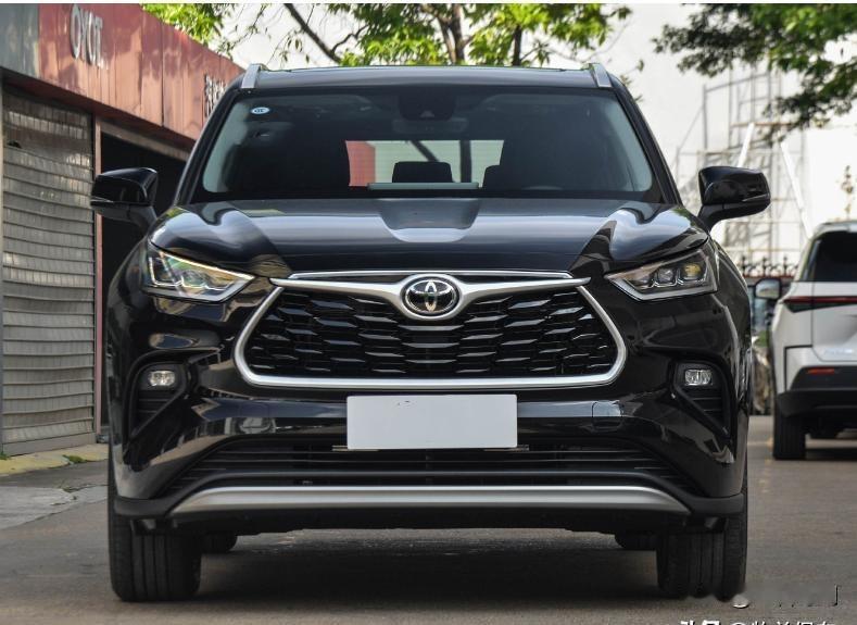 丰田汉兰达：降价的魔力？市场竞争下的销量逆袭九月卖了五千多台，十月直接奔七千，