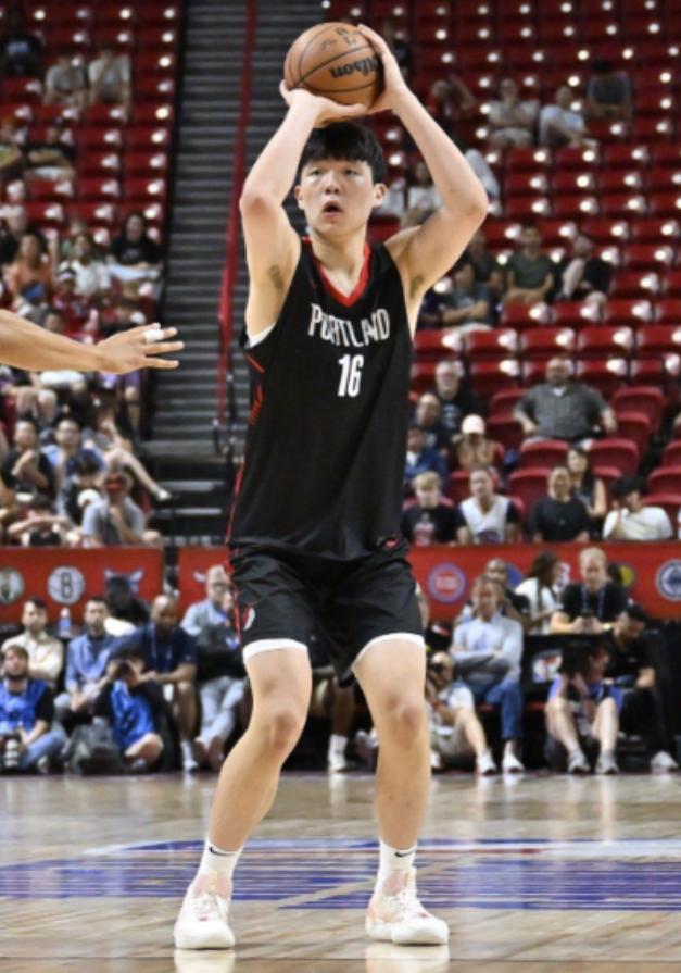 杨瀚森最该谢的，竟然是文班亚马！北京时间4月27日，NBA季后赛西部首轮G4，马