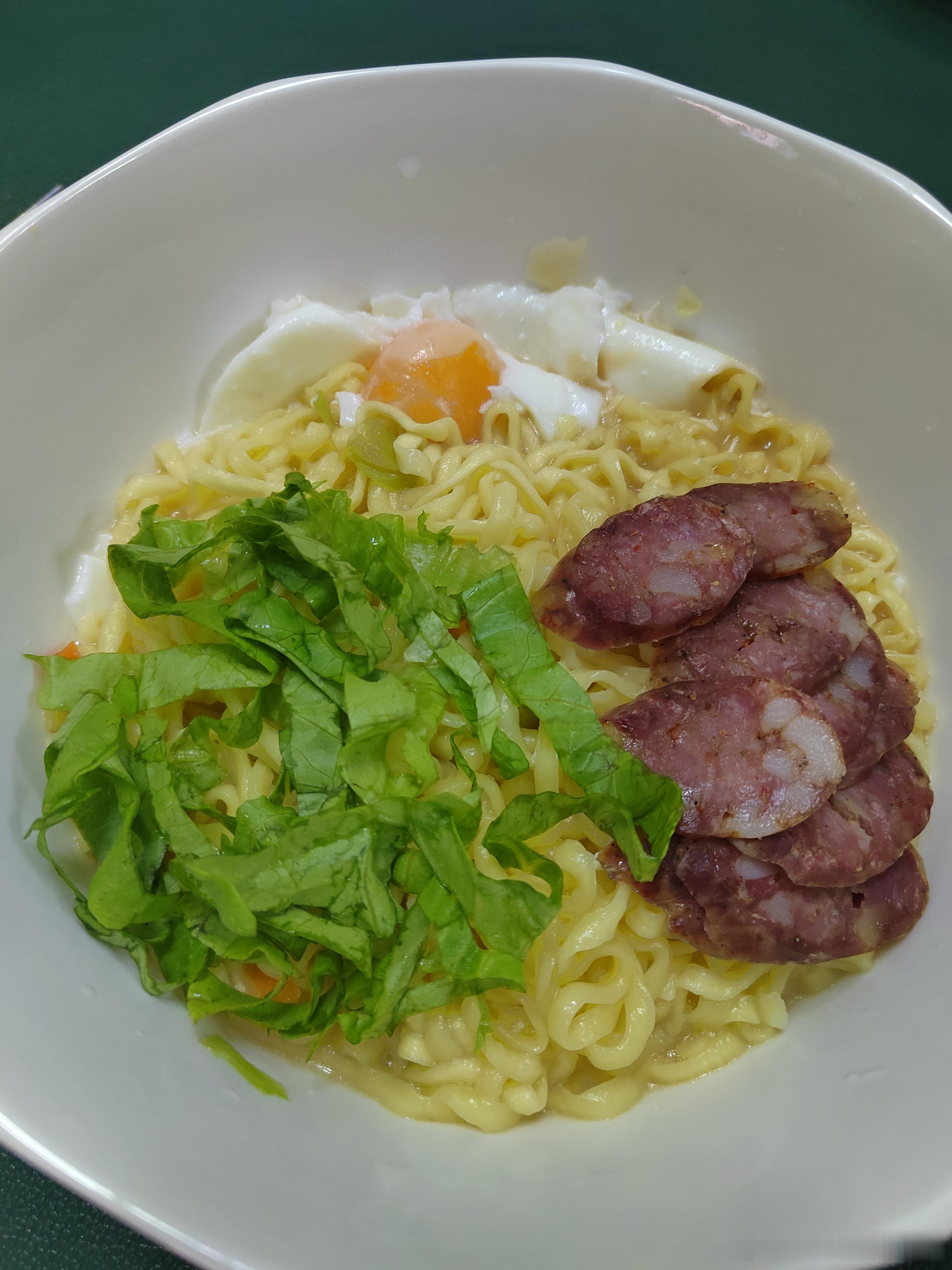 没有春假的娃&懒得做晚饭的妈今天的晚饭虽然凑乎做的，味道应该还不错猜猜哪碗是娃的