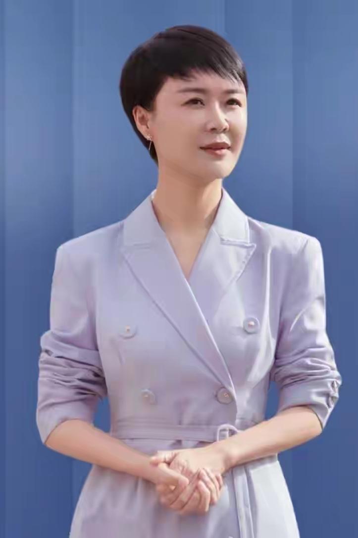 她就像一位仙子，不幸陨落在凡尘！贺姑娘，一路走好！惊闻贺娇龙不幸离世的噩耗！