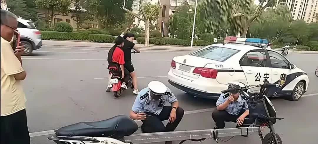 这车改装的也太离谱了吧？我很好奇这样的改装骑车的时候难道不感觉别扭吗？