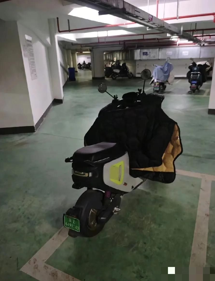 这部电动车曾经是张雪峰风里来雨里去的座驾，现在公司的员工把它擦干净了从地面转到了