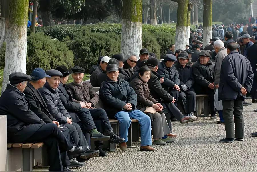 大妈们都热衷于跳广场舞，大爷们为何却很少参与呢？难怪大妈们寿命比大爷们长。现实生