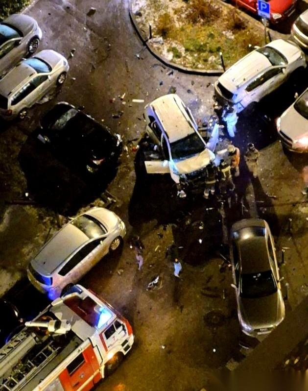 莫斯科，大街上，一个中将被炸死了。自家车，底下被人安了炸弹。人刚坐进去，轰一声