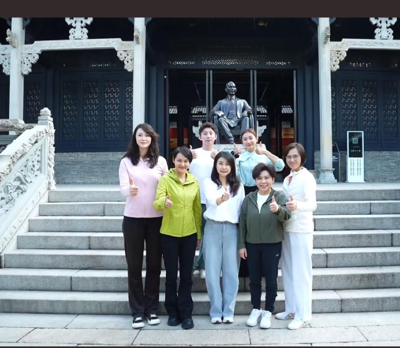 7位体坛冠军同框：我只认出了瑶林玉树的惠若琪，眉欢眼笑的邓亚萍与2代跳水女皇——