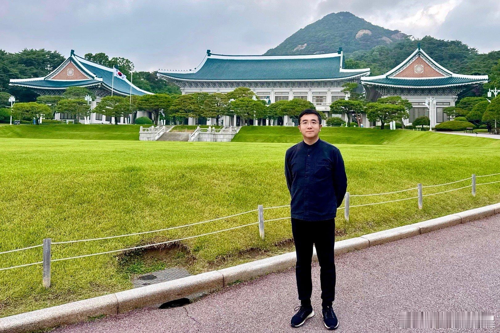 参观青瓦台。青瓦台本名景武台，韩国建国前是日本帝国朝鲜总督的官邸，1960年二代