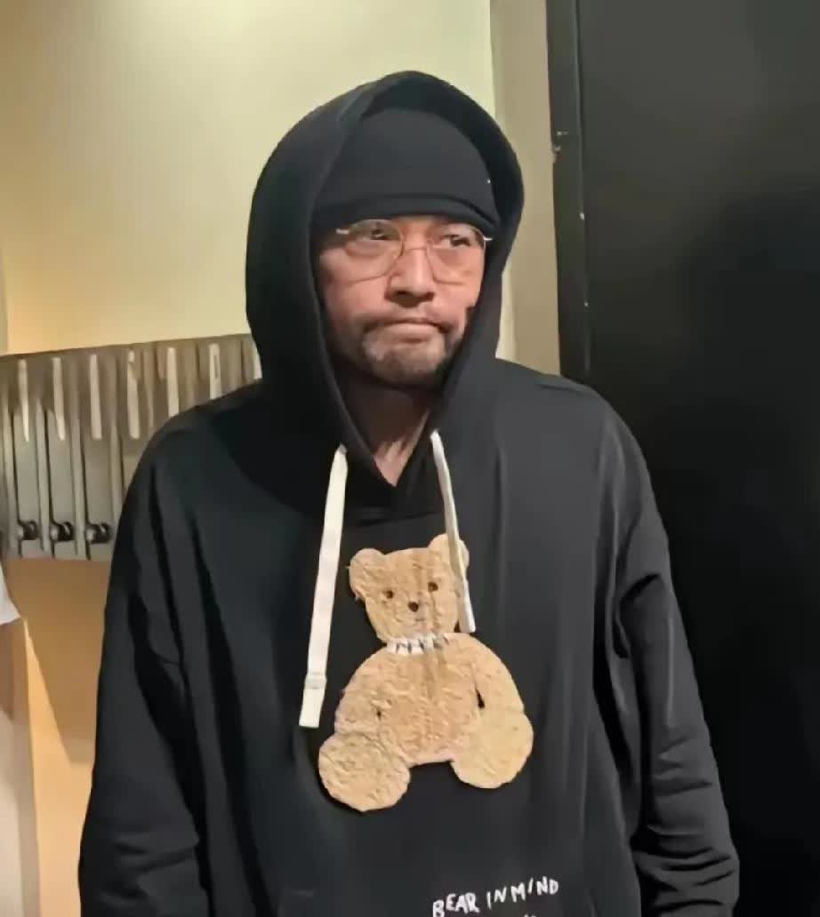 这是大家印象当中的周杰伦吗？不仔细看，还真的是认不出来。要知道，周杰伦都快50岁