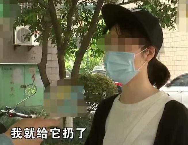 “冤不冤？”杭州，两名女大学生合租时，嫌旧窗帘太脏太旧，随手就扔了，随后自掏