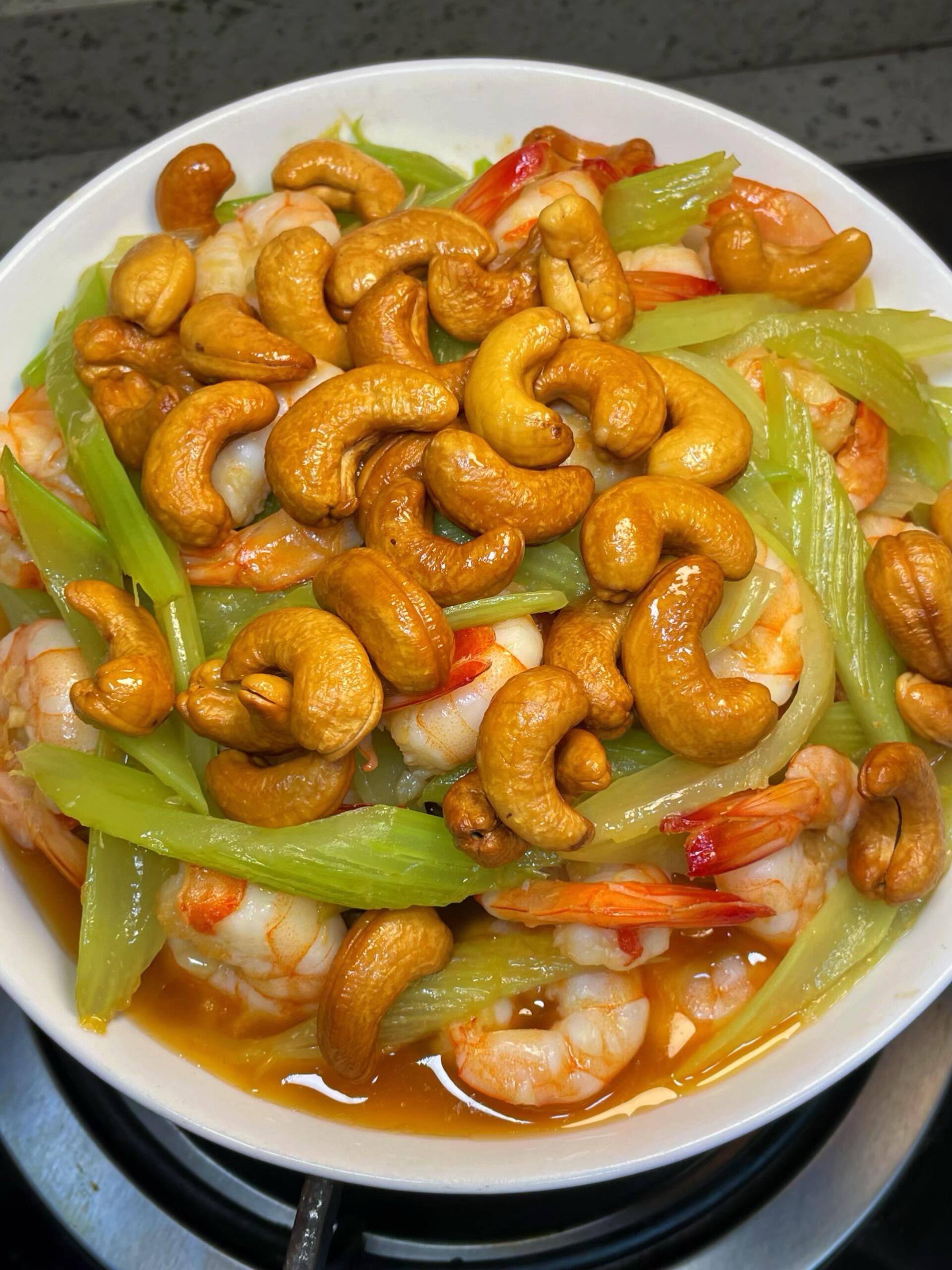 芹菜腰果炒虾仁🥦Q弹脆爽，营养又下饭，大人小孩都爱家人们谁懂啊😭挖到营养