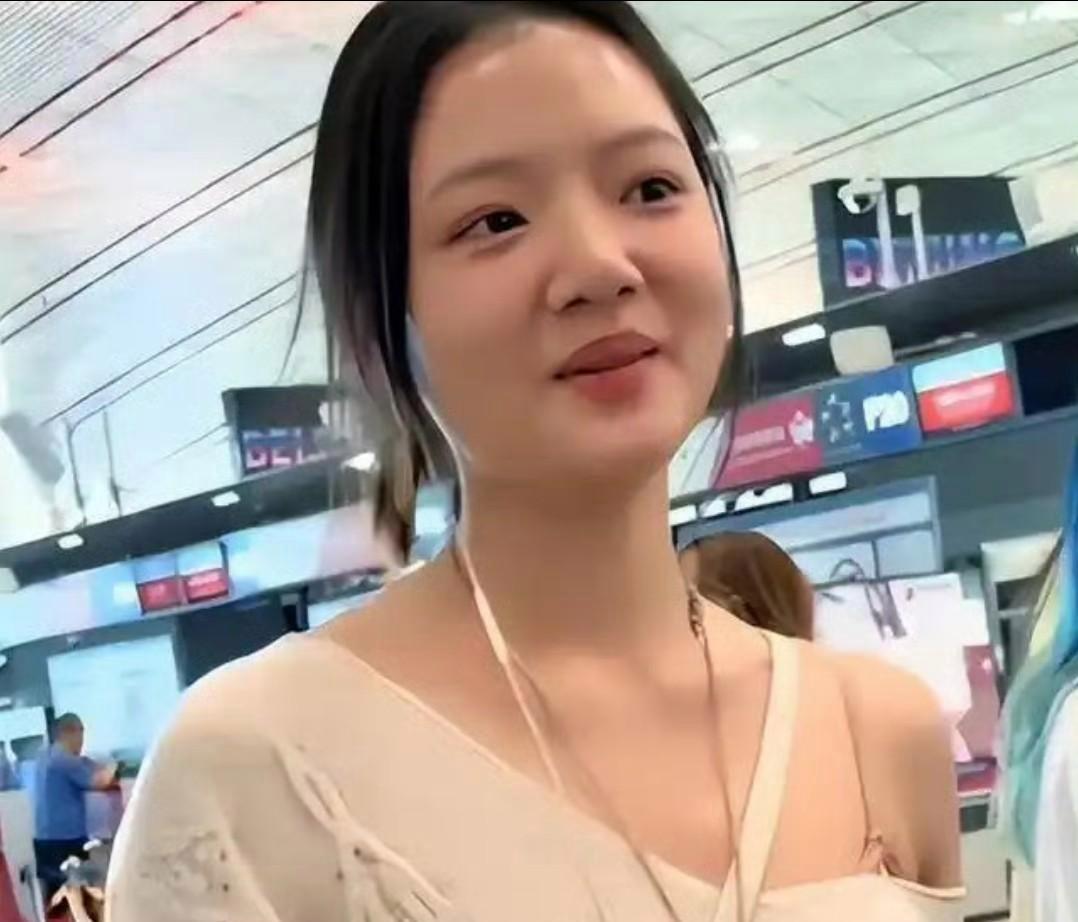 任敏素颜被骂像“发面馒头”，可国货品牌却抢着签约。原来所谓的素颜协议，是真的有市