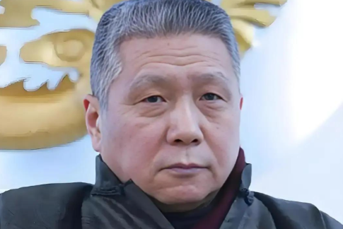 杨澜问马未都：“你以后会把博物馆上交给国家吗？”马未都摇摇头：“我这博物馆，说白