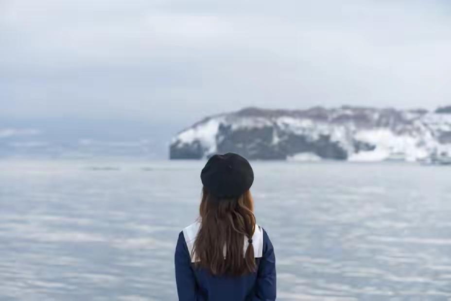 天气一冷，穿羽绒服出门可不能瞎穿！去年开家长会时我就闹了笑话——穿着睡衣，里面还