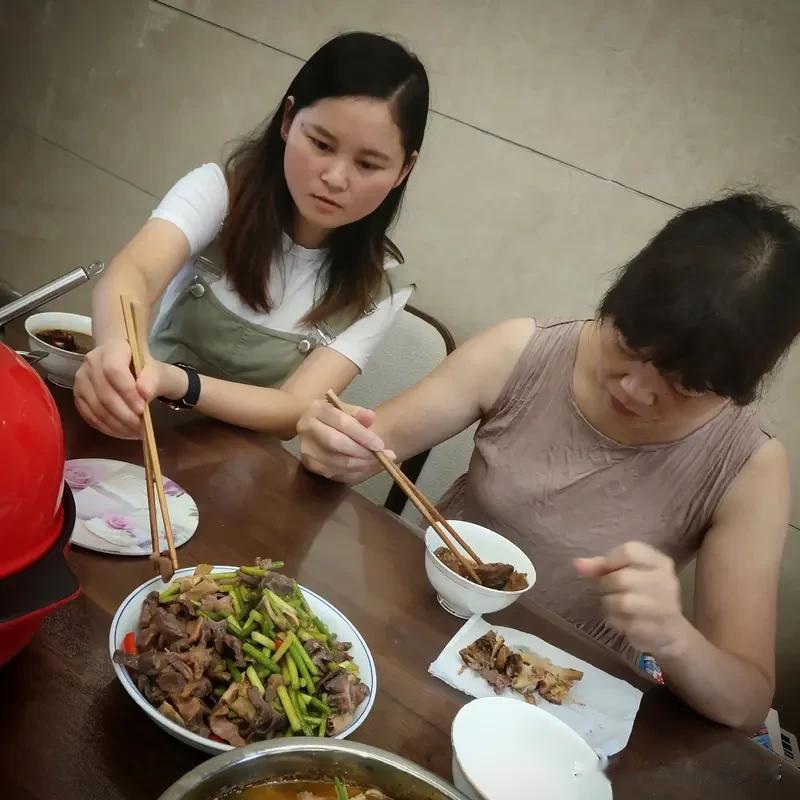 每次小姑子大姑妈回娘家吃饭，都是一大家子老老少少十几个人，三四个家庭组成三大桌子