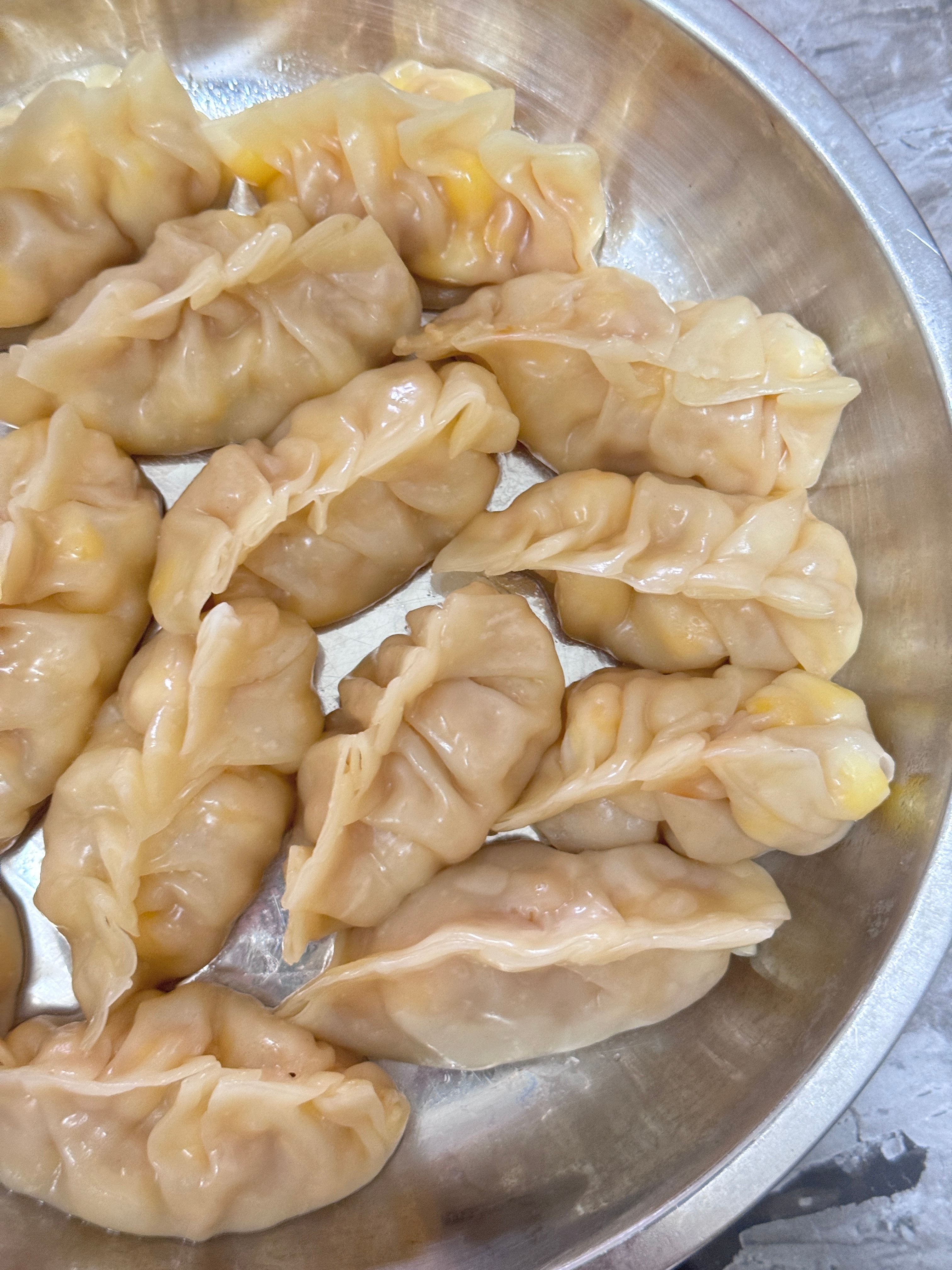 想吃饺子了，下午就自己买材料包起来。但有米崽一直在捣乱，那个小脑袋哪里都钻，一赶