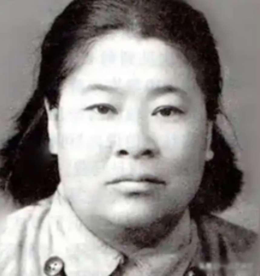 1933年，许世友听说部队有一位武当出身的女侠，想要切磋一番，他迈着自信的步伐，