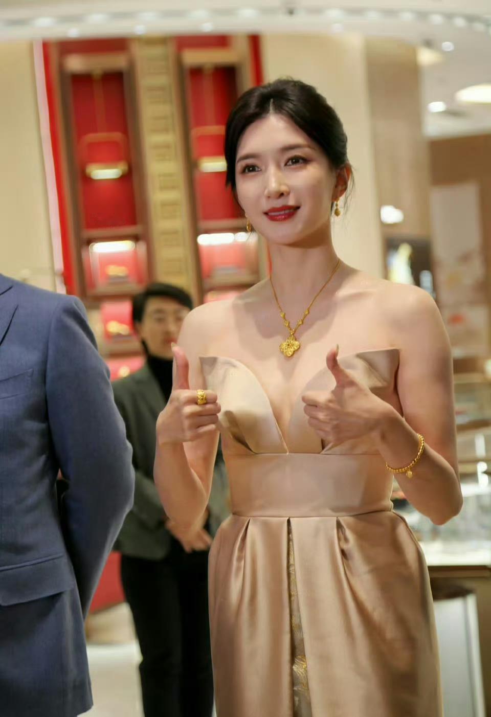 江疏影的黄金吊坠好大啊以后结婚按照这标准来一套肤如雪白，气质女神胡歌怎么忍