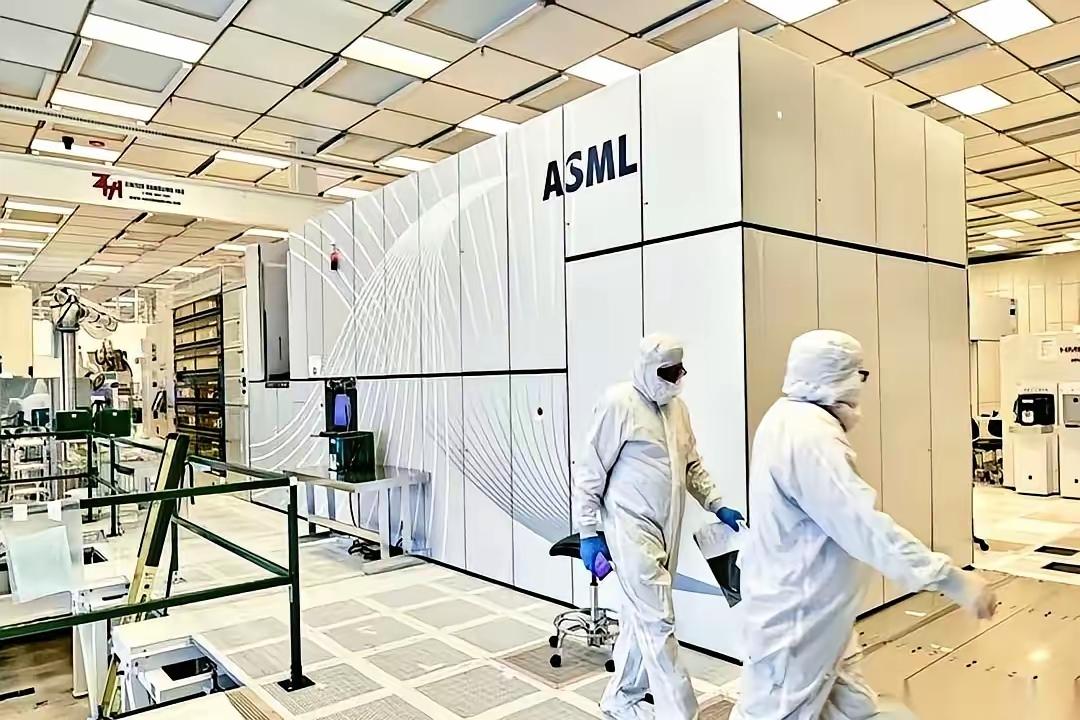 光刻机巨头阿斯麦，出大事了。荷兰总部，上千名工程师午饭时间直接撂下餐盘，把公司大