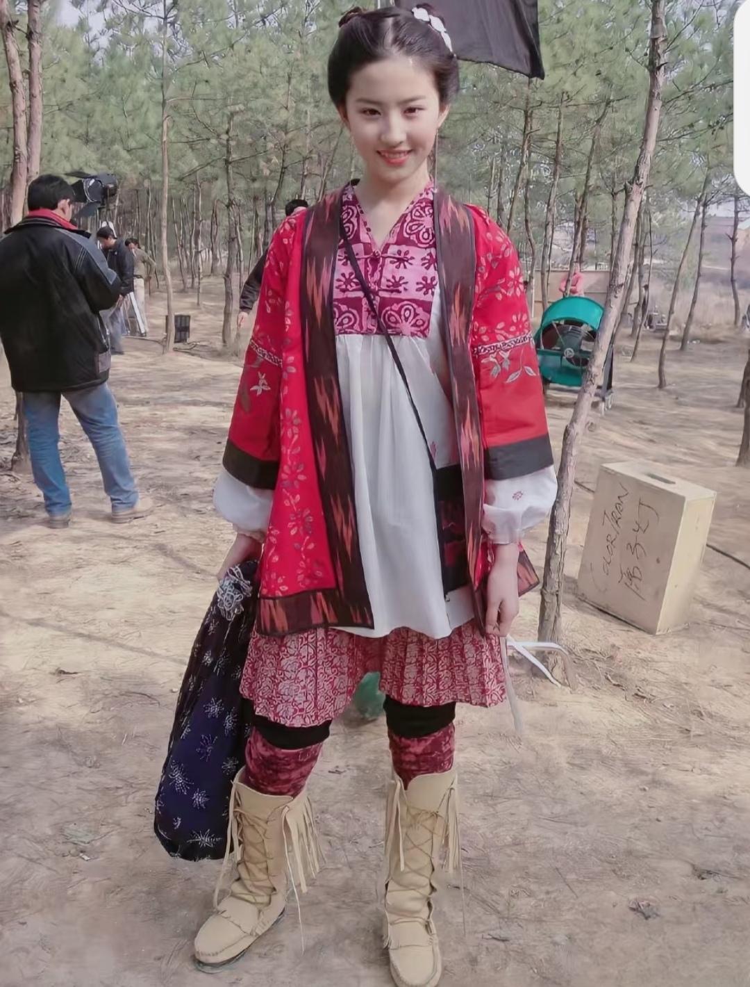 其实刘亦菲当年穿这一身衣服并不好看，只不过是她人很好看，所以把衣服也衬托的很好看