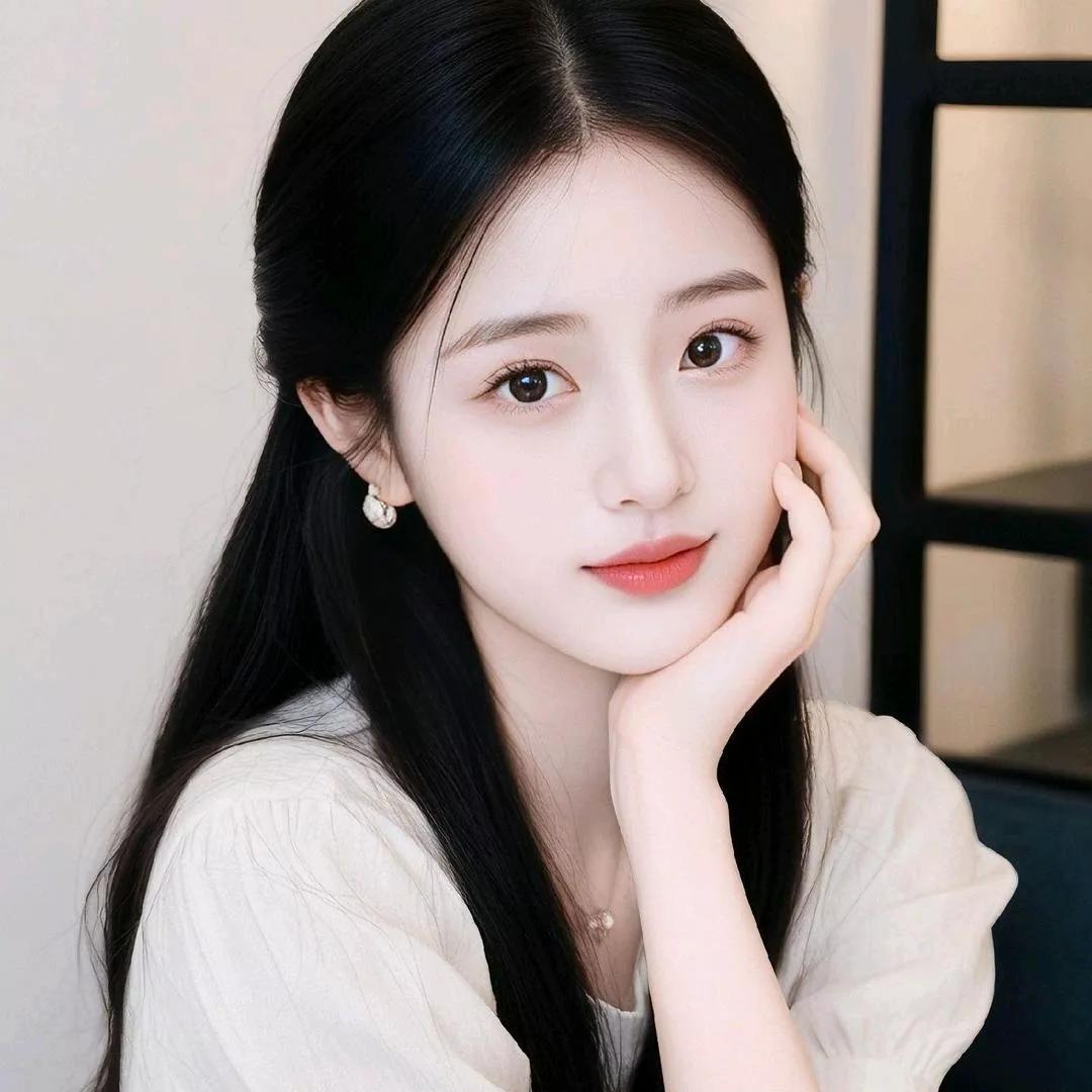 玉颜凝目，轻纱拂面。