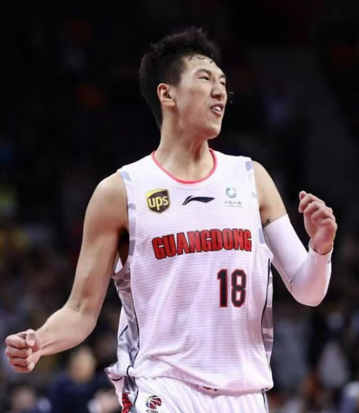 这杜润旺太调皮了！徐杰赛前练习投篮时，杜润旺在后面偷偷给了徐杰一脚，确实是调皮！