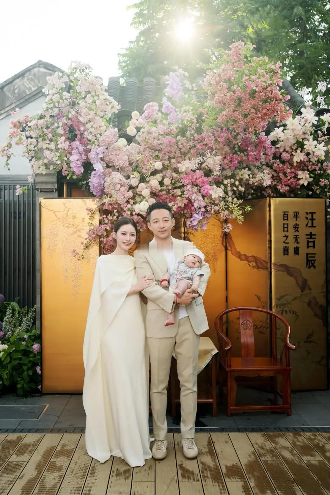 马筱梅给儿子戴金锁，姥姥送的金锁没有奶奶送的大，孩子腿冻紫了