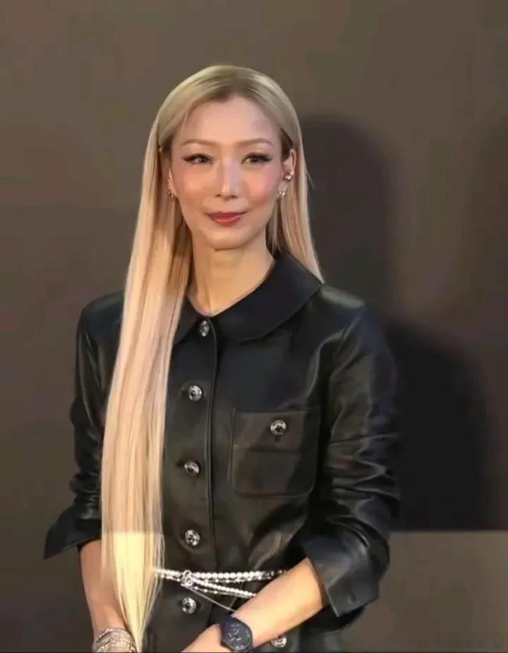 郑秀文保养得真不错，就是瘦脱相了，还是胖点好看。这个发型比她短发好看多了！​​