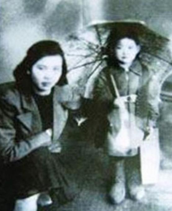 下图是贺子珍与女儿李敏的一张合影，时间是1944年，当时贺子珍年35岁，李敏年8