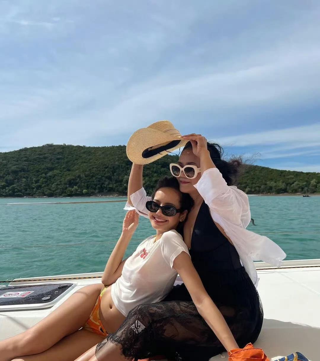 以前妈妈不让Lisa穿比基尼，现在妈妈陪着Lisa穿比基尼！