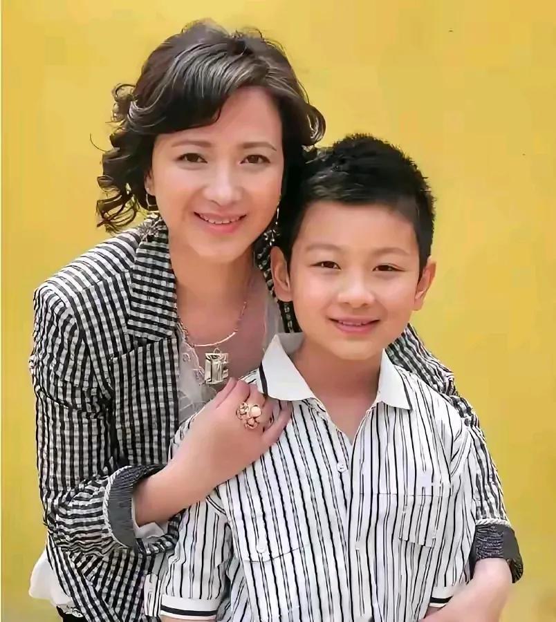 全网之人皆期望许何这孩子能快乐幸福，毕竟他的妈妈曾陪伴那代人一同成长。他妈妈极为
