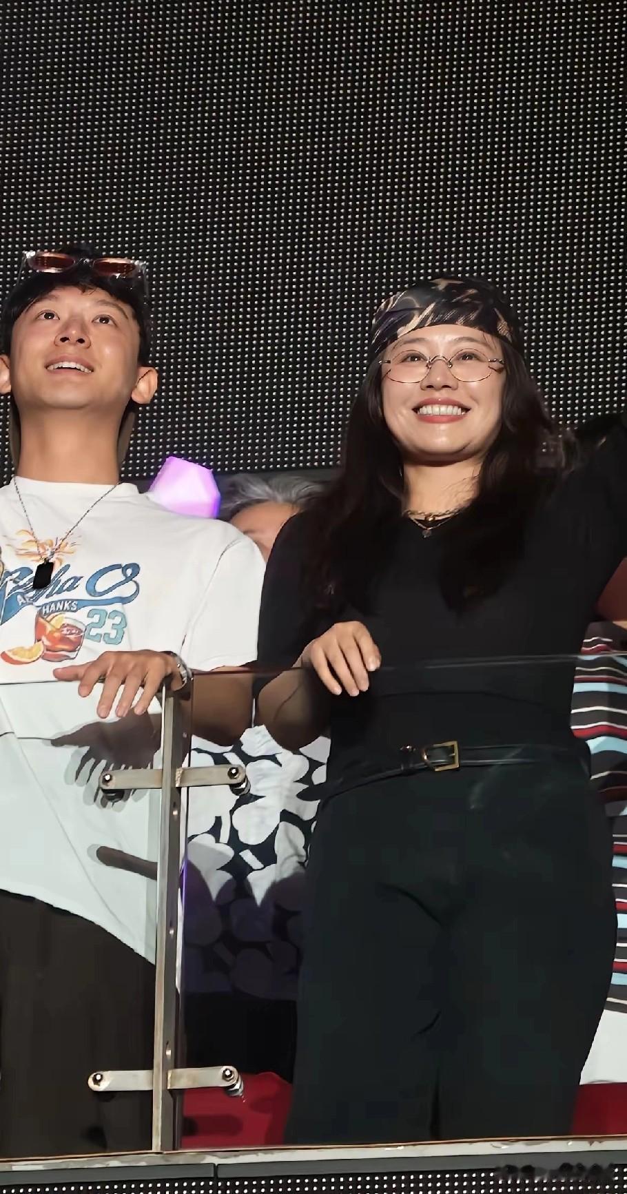 看那英演唱会的明星里，我最不理解的就是马思纯了。不是因为第一眼差点没认出来，