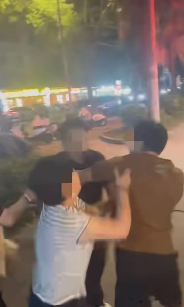 上海一男子，为了保护怀孕38周的媳妇，两次劝邻座别抽烟，结果被打。然而，评论