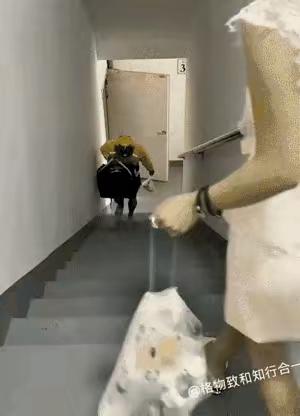 上楼送外卖的小哥与下楼丢垃圾的收主正好碰在一起，两人一商量，小哥下楼丢垃圾，收主