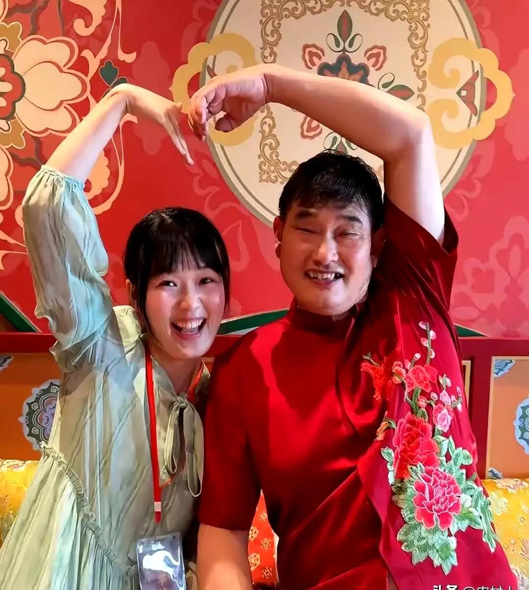 ​大衣哥商演，女粉丝挤上来要合影。他手刚举起来，女方直接凑过来，俩人手指对着手指