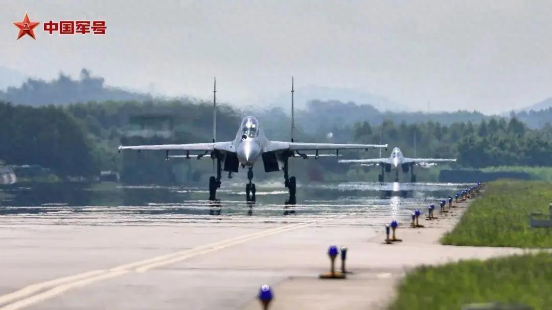 解放军飞行员真的不行？有人在网上叫嚣，说我们的飞行员入伍10年飞1000小时，连