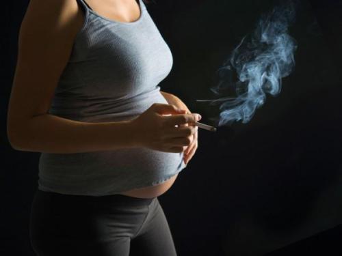 产妇生出连体婴儿, 老公直接吓瘫婆婆大叫这是什么鬼, 后悔做这件事