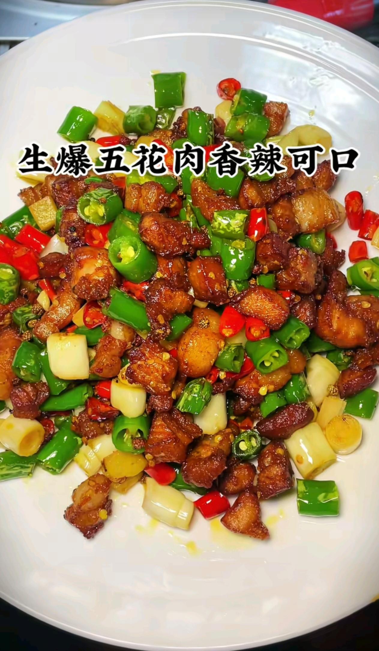 小叔是厨师，做的家常菜色香味俱全，色泽诱人，超有食欲。虎皮青椒、干煸豆角、溜
