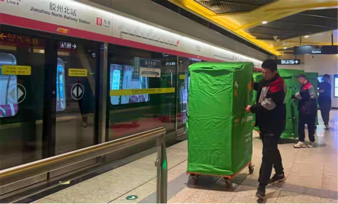 青岛地铁8号线惊现“物流专列”！顺丰联手打造跨海快递新通道，包裹时速提升55%引