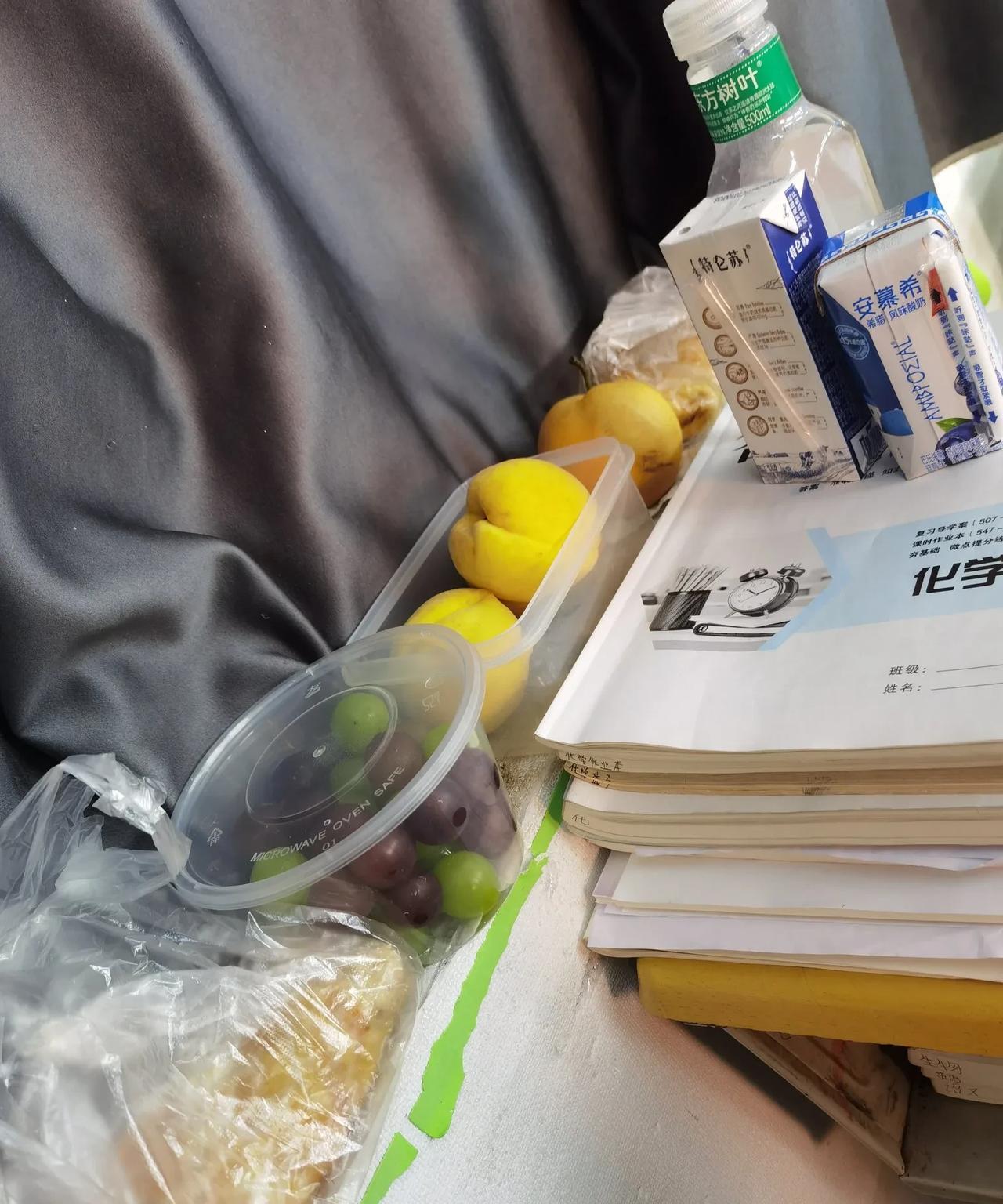 有学生天天早上来上课都要带很多吃的东西：饭团、葡萄、黄桃、梨、纯牛奶、酸奶、饮料