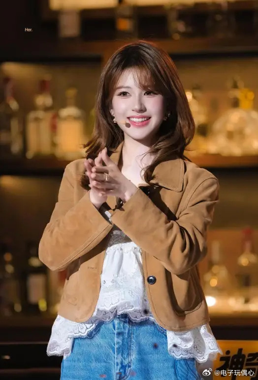 赵露思增肥后大变样！穿棕色短外套+牛仔裤好高级，差点认不出！