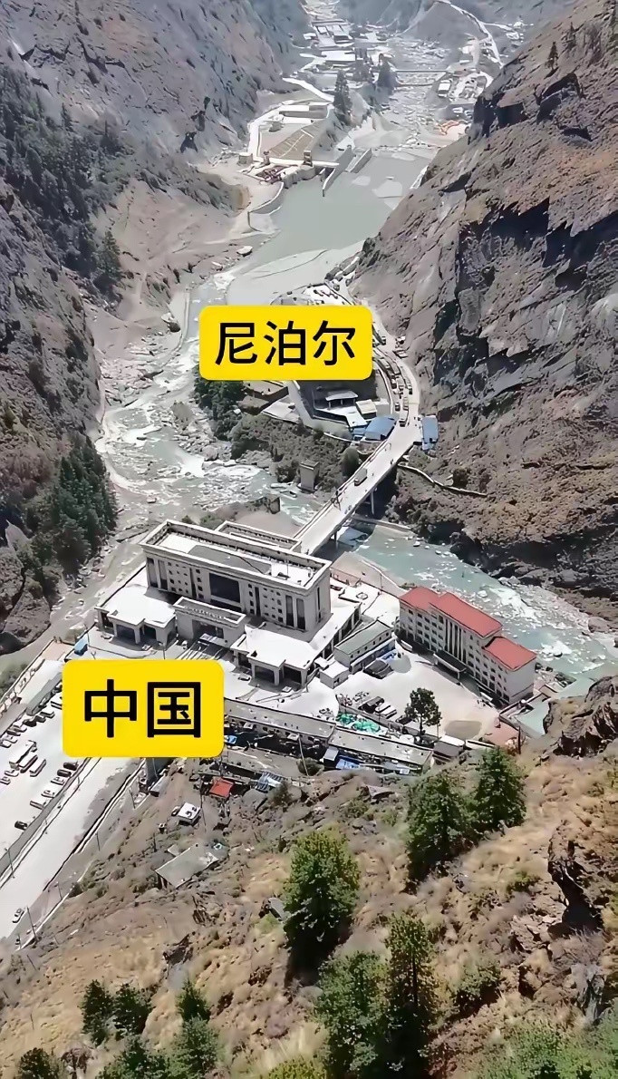 刚看到吉隆口岸公务员的薪资待遇，我这颗在写字楼里被空调吹麻了的心，居然也跟着晃了