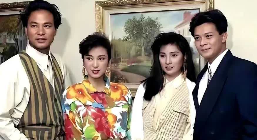 都说米雪（左二）年轻时容貌出众，小编觉得苗侨伟的太太戚美珍（右二）清纯雅致，