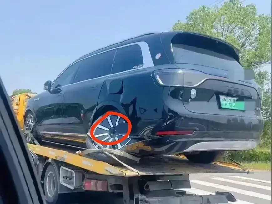不懂就问，这是哪个品牌的车？车轴断了以后，轮胎的标都被扣了，真让人好奇又疑惑！而