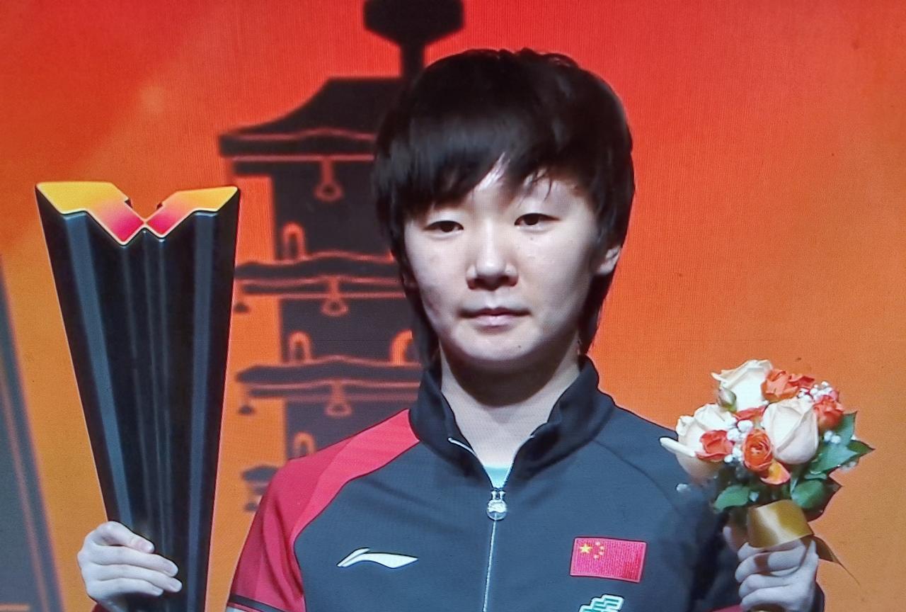 香港总决赛颁奖仪式图片来了，但好像总缺少点啥？刘国梁不来颁奖了，王励勤也没上