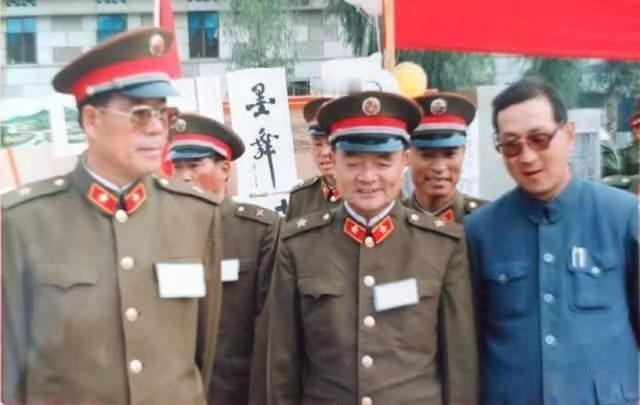 左边是成都军区司令员傅全有，身为司令员，他并没有站在中间。站中间的是成都军区政委