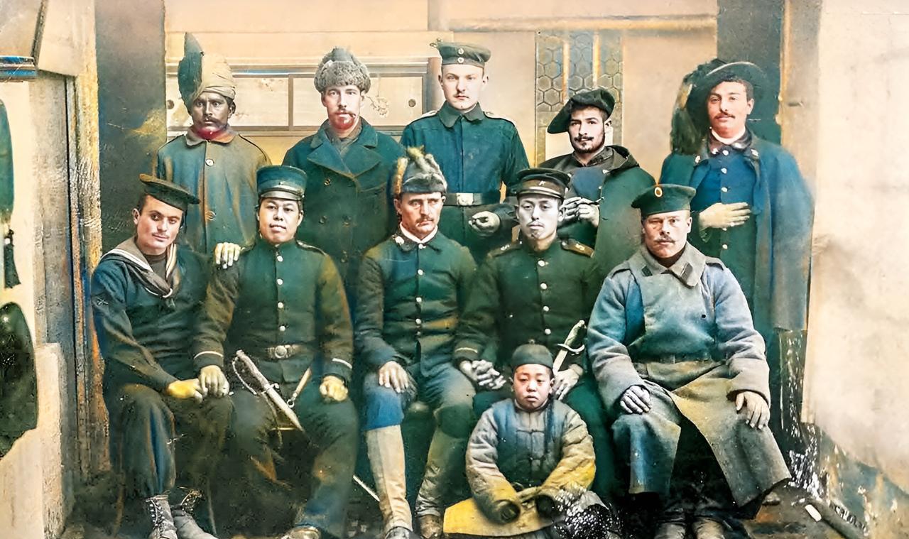 这是八国联军士兵在京城的一张合影。前排右起分别是俄罗斯士兵、日本士兵、美国士兵、