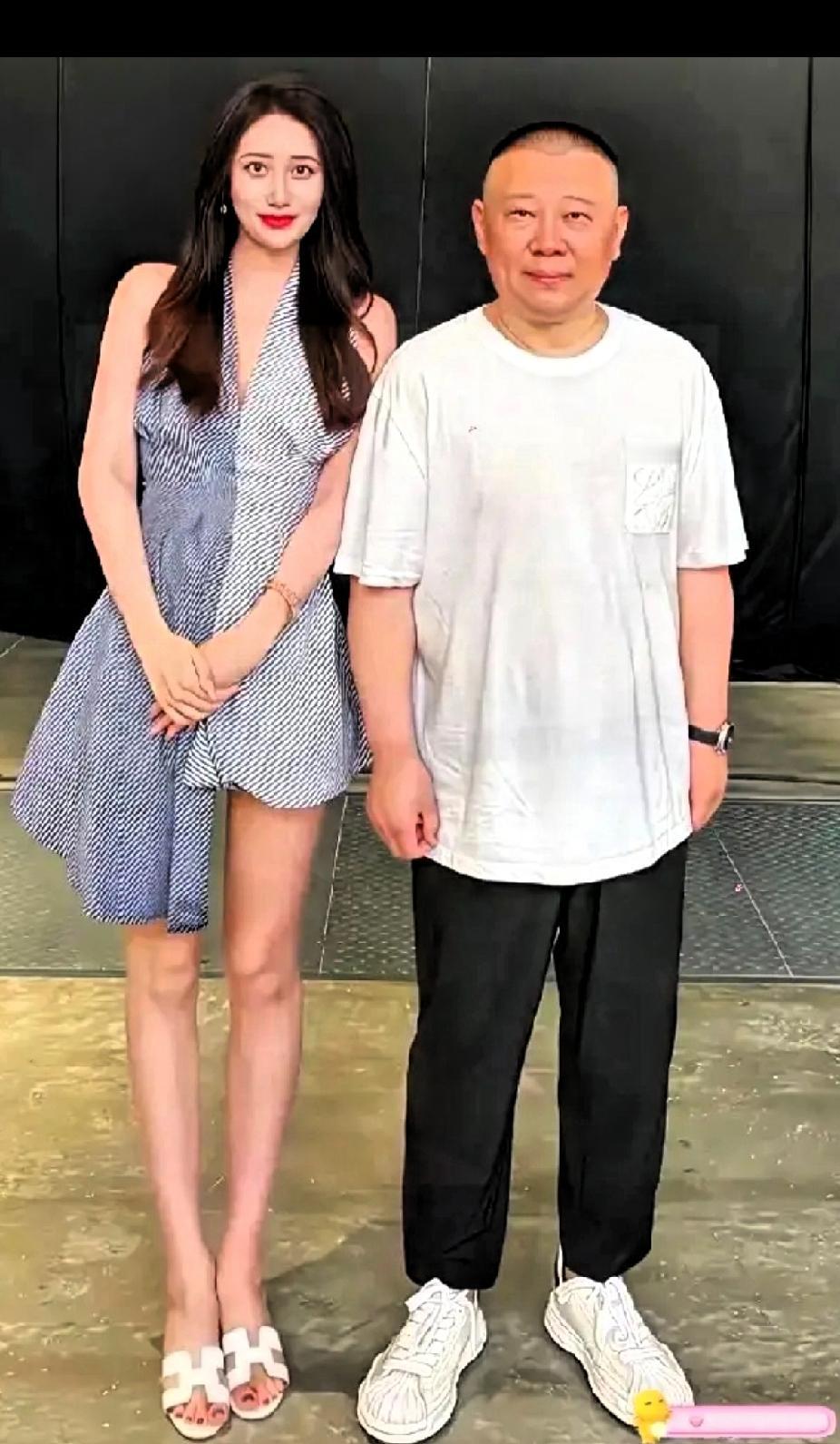 贫穷不仅限制了我的想象，还真认不出大牌，太真实了！郭德纲这身行头，我真以为是老