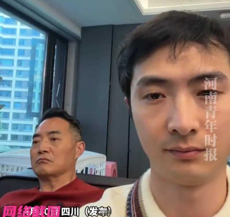 四川有男子放出自己一家五口的家庭生活，男子最大，在家为大哥，但其长相却如父，其两