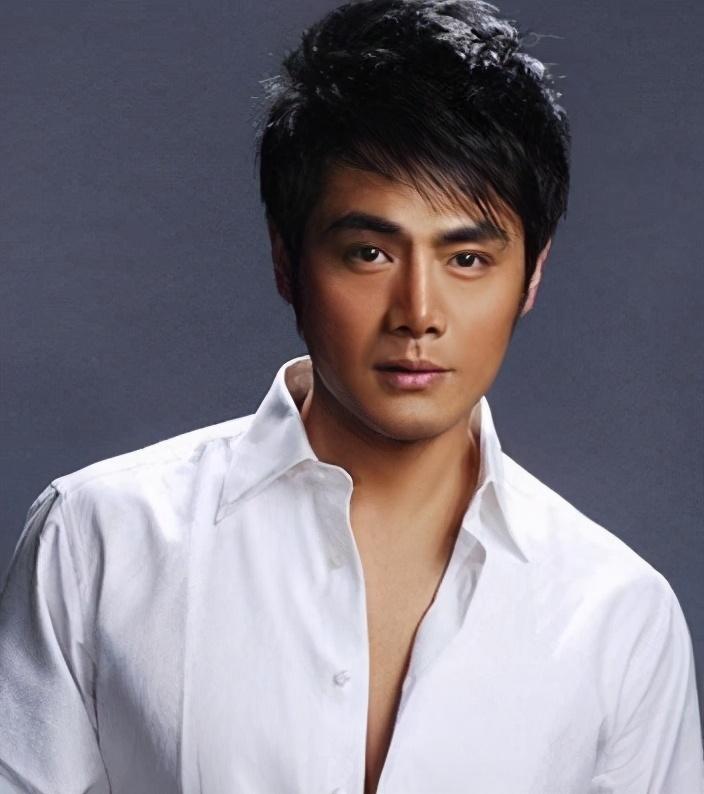 2000年，张纪中邀请邵兵主演《笑傲江湖》。可开拍15天后，张纪中就说：