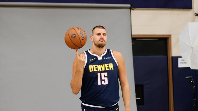 篮球场上，时间不是被詹姆斯打败的，而是被约基奇“删除”的。你看约基奇。他不用